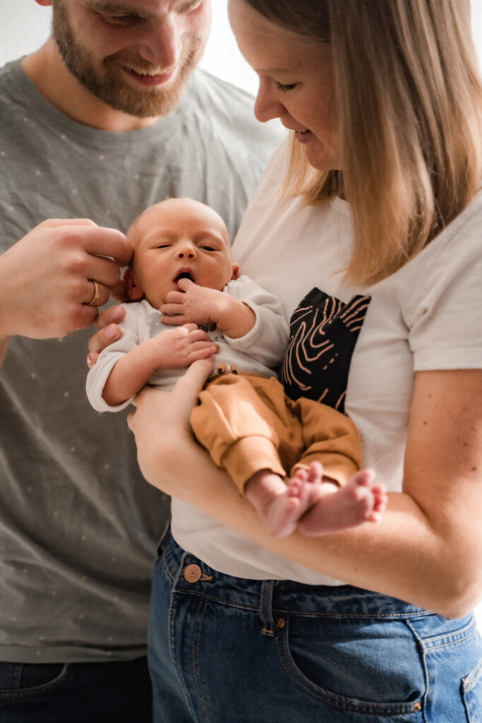 Foto Baby auf dem Arm der Mutter, © A-Line-Photography Aylin Trautter