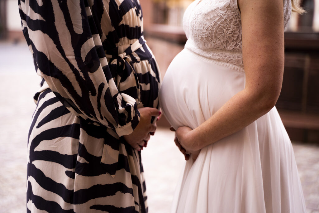 Großaufnahme Babybäuche zweier Bräute, © A-Line-Photography Aylin Trautter